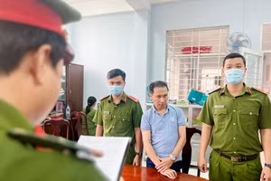 Công an thành phố Long Xuyên thực hiện lệnh bắt bị can Tú để tạm giam.