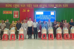 An Giang tiếp nhận và trao tặng hơn 172 nghìn phần quà Tết cho hộ nghèo, gia đình chính sách.