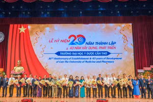 Các đại biểu chụp ảnh lưu niệm.