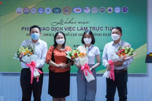 Lãnh đạo Sở LĐTB&XH tặng hoa cho các doanh nghiệp tham gia tại buổi lễ.