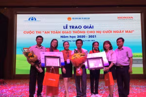 Đoàn cán bộ, giáo viên và HS TP Cần Thơ tại lễ trao giải.