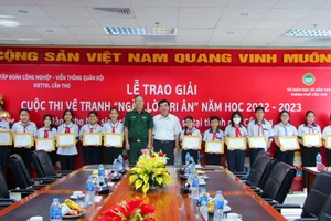 Lãnh đạo Sở GD&ĐT và Viettel Cần Thơ chụp ảnh lưu niệm cùng học trò đạt giải.