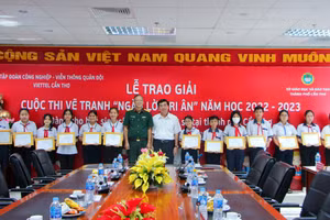 Lãnh đạo Sở GD&ĐT và Viettel Cần Thơ chụp ảnh lưu niệm cùng học trò đạt giải.