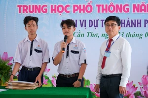 Học sinh xác nhận bì đựng đề thi còn nguyên vẹn dấu niêm phong, không chắp vá.