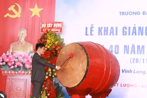 TS Nguyễn Văn Xuân đánh trống khai giảng năm học 2022-2023.