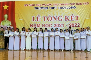 Em Lê Nguyễn Hồng Nhung, thủ khoa kỳ thi tốt nghiệp THPT 2022 của TP. Cần Thơ chụp ảnh lưu niệm cùng lớp.