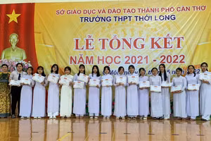 Em Lê Nguyễn Hồng Nhung, thủ khoa kỳ thi tốt nghiệp THPT 2022 của TP. Cần Thơ chụp ảnh lưu niệm cùng lớp.