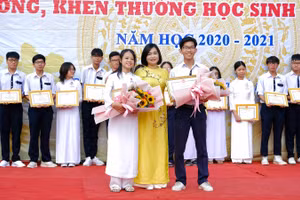 Quan Phương Khánh và Trần Tuấn Ngọc tại lễ tuyên dương HS giỏi quốc gia do Sở GD&ĐT TP Cần Thơ tổ chức.