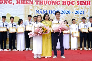 Quan Phương Khánh và Trần Tuấn Ngọc tại lễ tuyên dương HS giỏi quốc gia do Sở GD&ĐT TP Cần Thơ tổ chức.