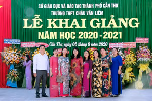 Cô Lê Di Thanh (giữa) chụp lưu niệm cùng đồng nghiệp nhân lễ khai giảng năm học.