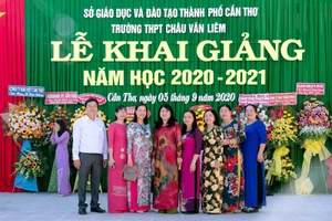 Cô Lê Di Thanh (giữa) chụp lưu niệm cùng đồng nghiệp nhân lễ khai giảng năm học.