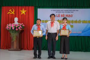 Lãnh đạo Sở GD&ĐT thành phố trao giải nhất hội thi.