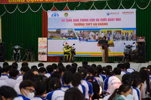 Sở GD&ĐT phối hợp cùng Ban ATGT tổ chức các hoạt động tuyên truyền an toàn giao thông trong học đường.