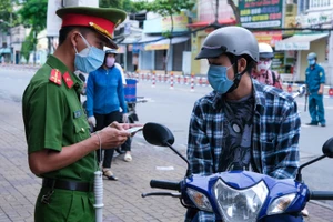 Lực lượng công an kiểm tra, nhắc nhở người dân hạn chế ra đường.