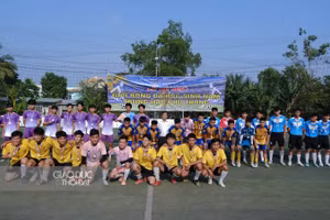 Các đội bóng chụp ảnh lưu niệm.