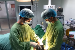 Các bác sĩ tiến hành phẫu thuật cho bệnh nhân.