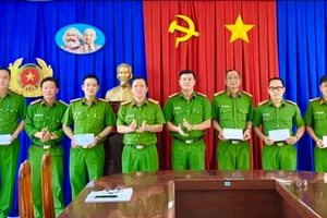 Công an TP Long Xuyên (An Giang) trao khen thưởng cho tập thể trong phá nhanh các vụ án trên địa bàn.