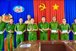 Công an TP Long Xuyên (An Giang) trao khen thưởng cho tập thể trong phá nhanh các vụ án trên địa bàn.