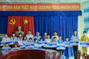 Các nhà hảo tâm cùng chính quyền hỗ trợ người dân vùng bị sạt lở.