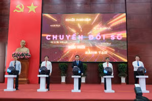 Đại biểu thực hiện nghi thức khai mạc Tuần lễ Chuyển đổi số và Khởi nghiệp đổi mới sáng tạo.