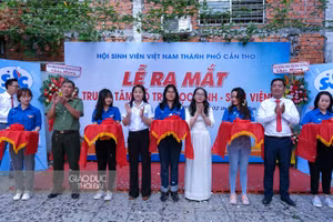 Đại biểu cắt băng khánh thành Trung tâm Hỗ trợ học sinh, sinh viên.