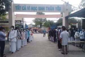 Học sinh Trường THPT Phú Quốc đo thân nhiệt trước khi vào trường.