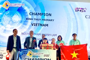 Học sinh Cần Thơ đã xuất sắc đạt giải Vô địch (Champion) tại Cuộc thi Robothon Quốc tế 2023.