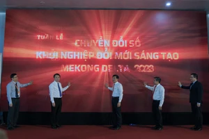 Đại biểu thực hiện nghi thức khai mạc Khu trải nghiệm và trưng bày Mekong Delta 2023.