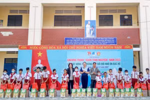 Trao tặng quà cho người nghèo và các em thiếu nhi có hoàn cảnh khó khăn dịp Tết Quý Mão 2023.