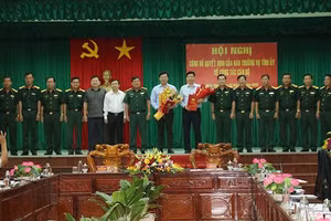 Trao Quyết định cho đồng chí Lê Quốc Phong và đồng chí Phạm Thiện Nghĩa.