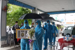 Cán bộ chiến sĩ Bộ chỉ huy quân sự TP. Cần Thơ hỗ trợ bàn giao tro cốt về với gia đình.