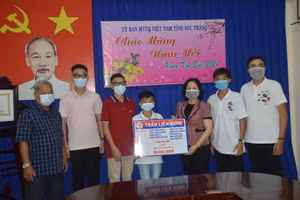 Nhóm anh em mổ heo trao tiền cho lãnh đạo UBMTTQ Việt Nam tỉnh Sóc Trăng.