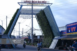 Cổng chào Làng Hoa Sa Đéc (tỉnh Đồng Tháp).