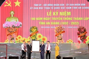 Ông Trần Tuấn Anh, Ủy viên Bộ Chính trị, Trưởng Ban Kinh tế Trung ương trao quyết định của Thủ tướng Chính phủ về việc lấy ngày 22 tháng 11 hằng năm là “Ngày truyền thống tỉnh An Giang”.