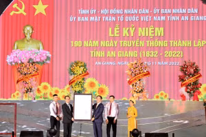 Ông Trần Tuấn Anh, Ủy viên Bộ Chính trị, Trưởng Ban Kinh tế Trung ương trao quyết định của Thủ tướng Chính phủ về việc lấy ngày 22 tháng 11 hằng năm là “Ngày truyền thống tỉnh An Giang”.