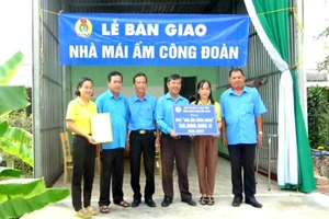 Bàn giao nhà Mái ấm công đoàn cho giáo viên khó khăn về nhà ở.