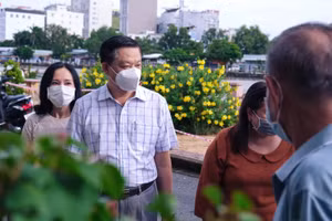 Ông Dương Tấn Hiển - Phó Chủ tịch Thường trực UBND TP Cần Thơ thăm hỏi, động viện gia đình có người thân mất do dịch Covid-19.