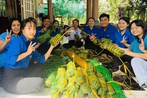 Tuổi trẻ Vĩnh Long gói hơn 100 bánh tét gửi chiến sĩ biển đảo