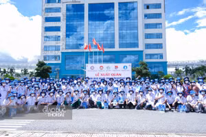 Đoàn chi viện chụp ảnh lưu niệm cùng lãnh đạo nhà trường.