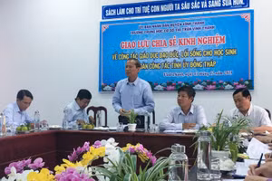 Trường THCS thị trấn Vĩnh Thạnh (huyện Vĩnh Thạnh) chia sẻ kinh nghiệm với Đoàn công tác Tỉnh ủy Đồng Tháp.