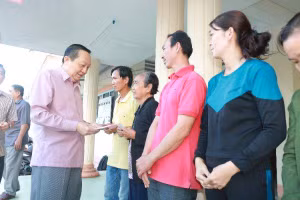 Ông Nguyễn Thành Thế, Phó Bí thư thường trực Tỉnh ủy thăm hỏi, tặng quà cho các hộ dân bị ảnh hưởng bởi sạt lở.