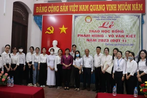 Hội Khuyến học tỉnh Vĩnh Long trao 139 suất học bổng cho học sinh, sinh viên.