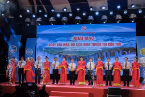 Đại biểu thực hiện nghi thức cắt băng khai mạc.