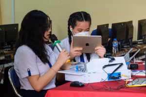 Học sinh của Trường THPT Châu Văn Liêm (quận Ninh Kiều) trong giờ thi trực tuyến Khoa học kỹ thuật cấp thành phố.