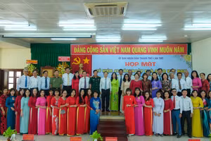 Đại biểu cùng giáo viên chụp ảnh lưu niệm tại buổi lễ.