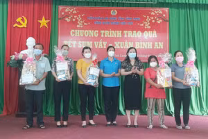 Công đoàn ngành GD tặng quà cho công đoàn viên.