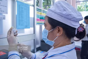 Bác sĩ tiêm vắc xin Covid-19 tại buổi lễ.