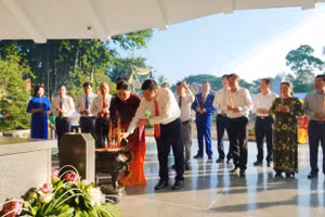 Lãnh đạo tỉnh Đồng Tháp thắp hương tại mộ cụ Phó bảng Nguyễn Sinh Sắc