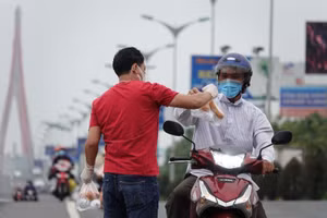 Người dân Tây Đô san sẻ nhọc nhằn cho những người con miền Tây tha hương trở về (ảnh Duy Tân).