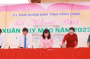 Đại biểu khai bút đầu Xuân Quý Mão 2023.